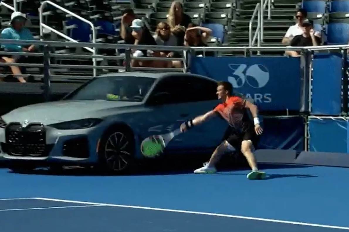 Teniser udario BMW tokom teniskog meča 
