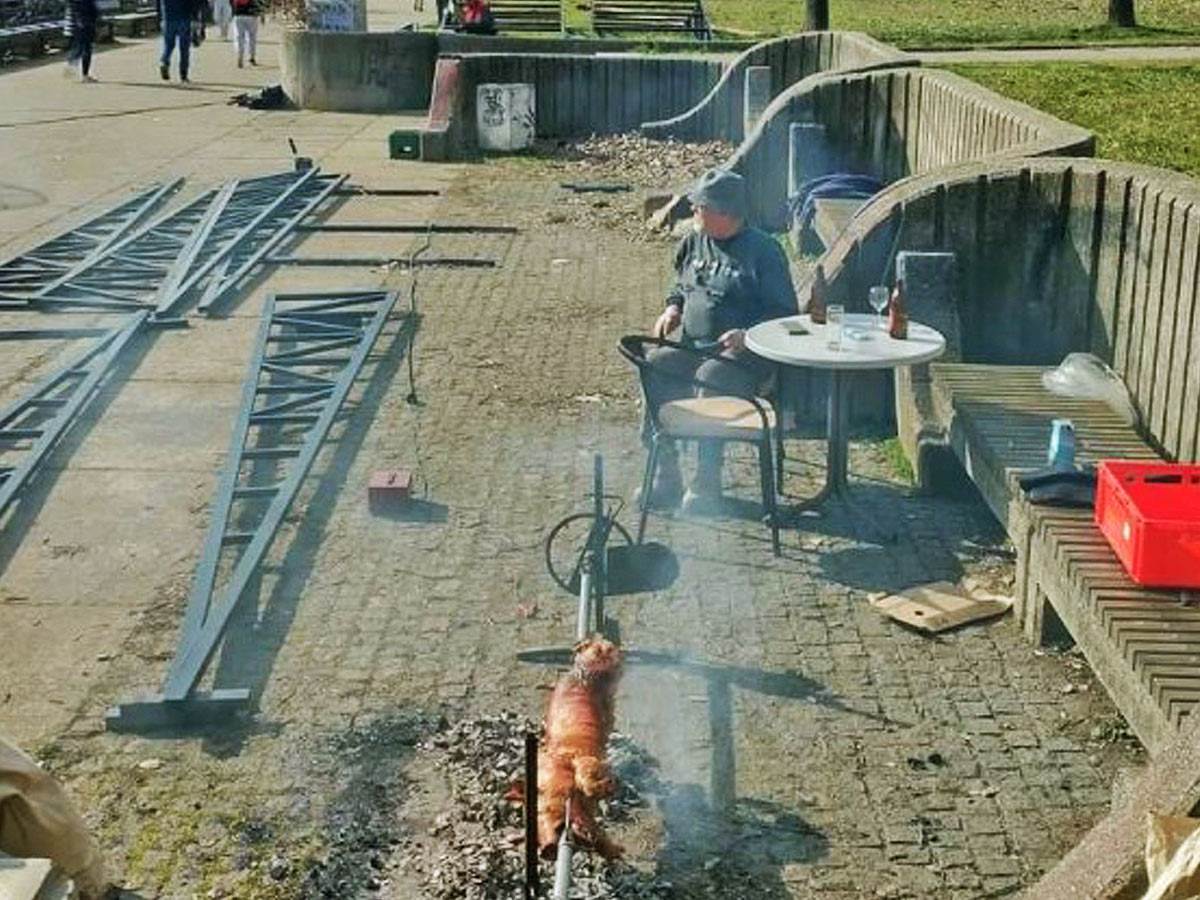  Muškarac peče prase na Savskom keju 