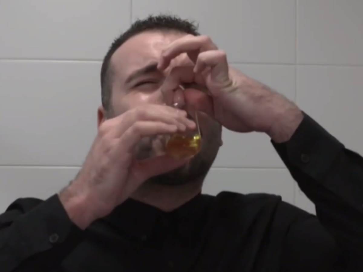  Srđan Zelembaba pije mokraću 