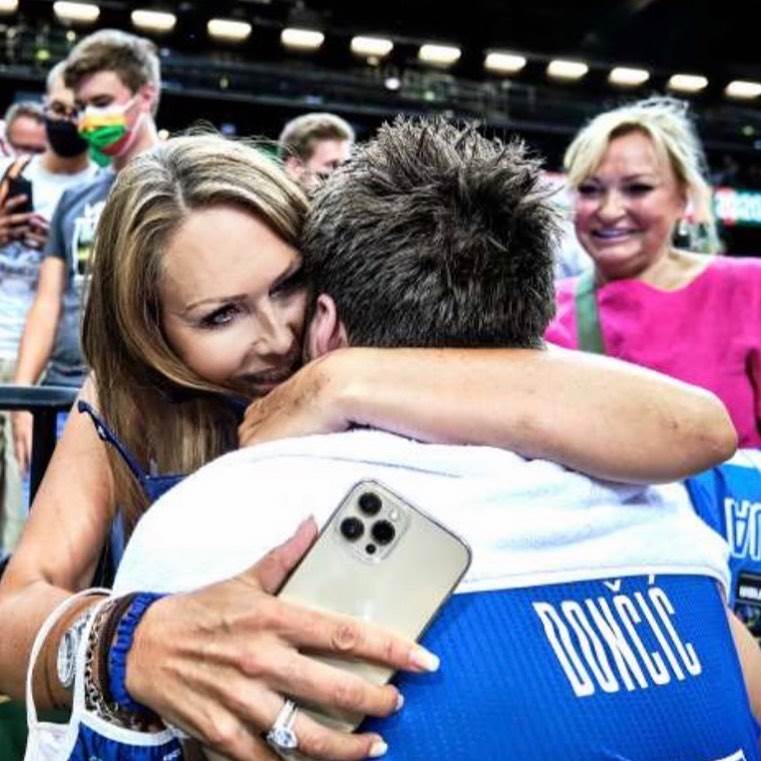  Majka i baba Luke Dončića na Eurobasketu 2022 u Berlinu 