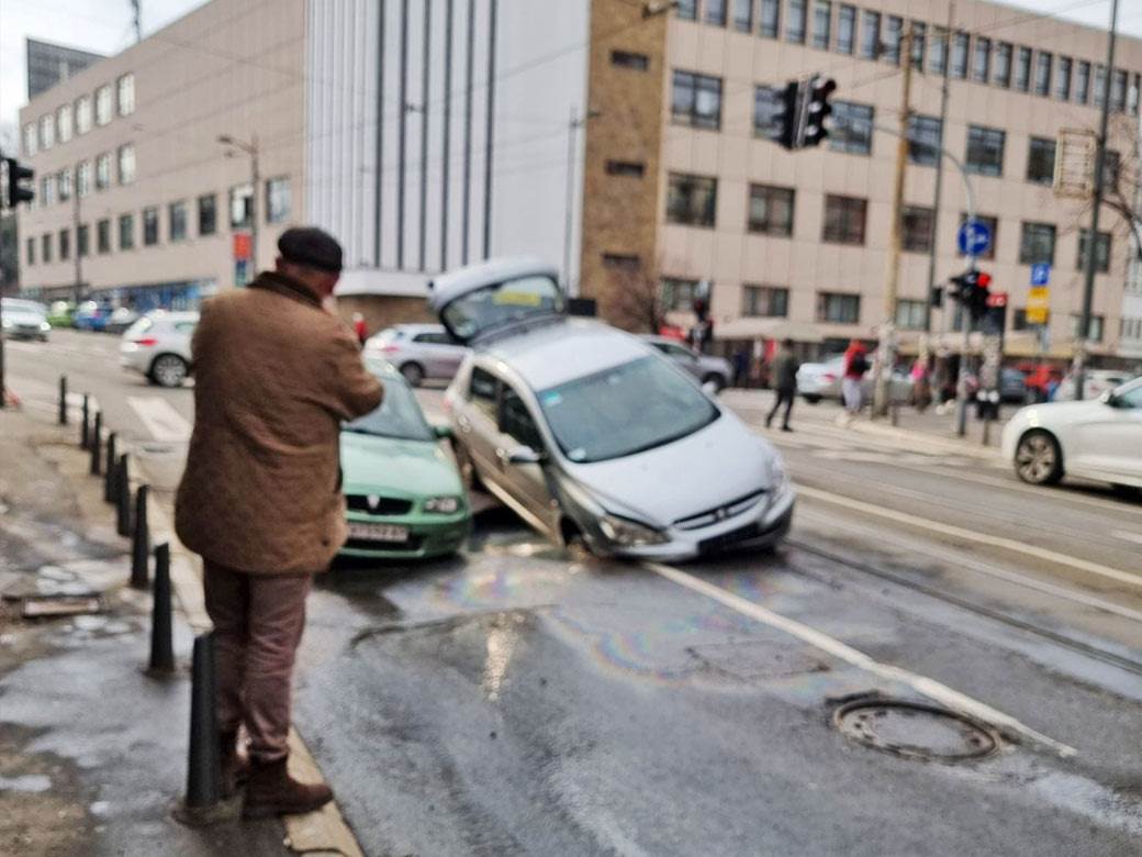  Automobil propao kroz asfalt u Beogradu 