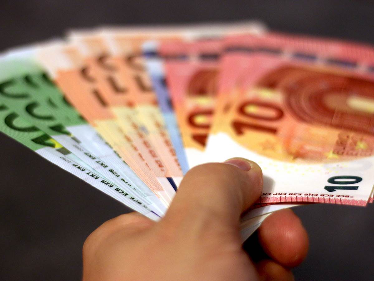 Narodna banka objavila današnji kurs evra: Ovo su vrednosti po kojim menjačnice prodaju valute