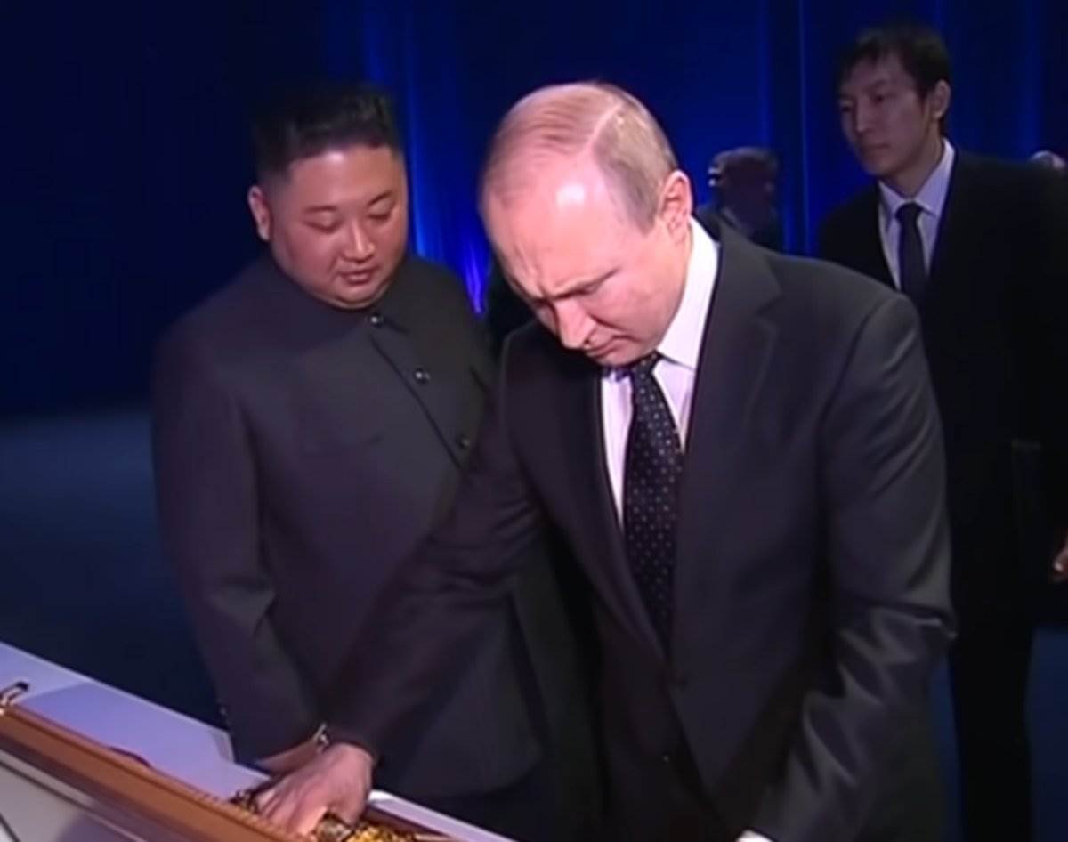  Kim Džong Un poklonio Putinu mač 