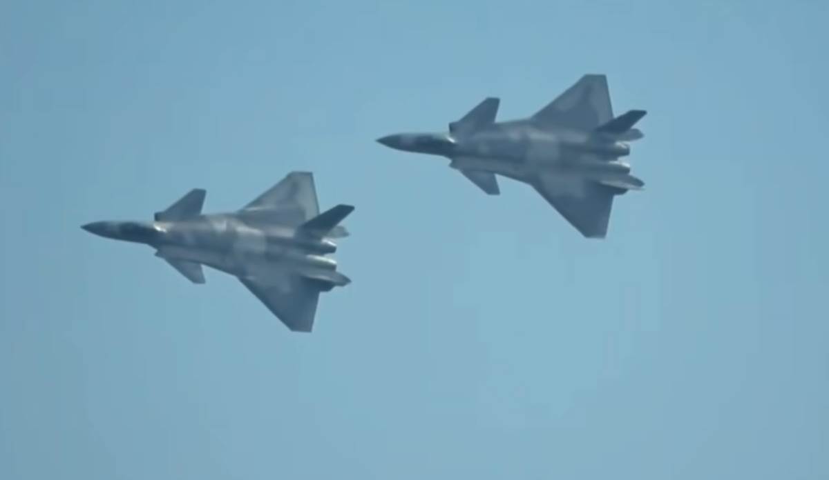  Moćno kinesko oružje borbeni avion 