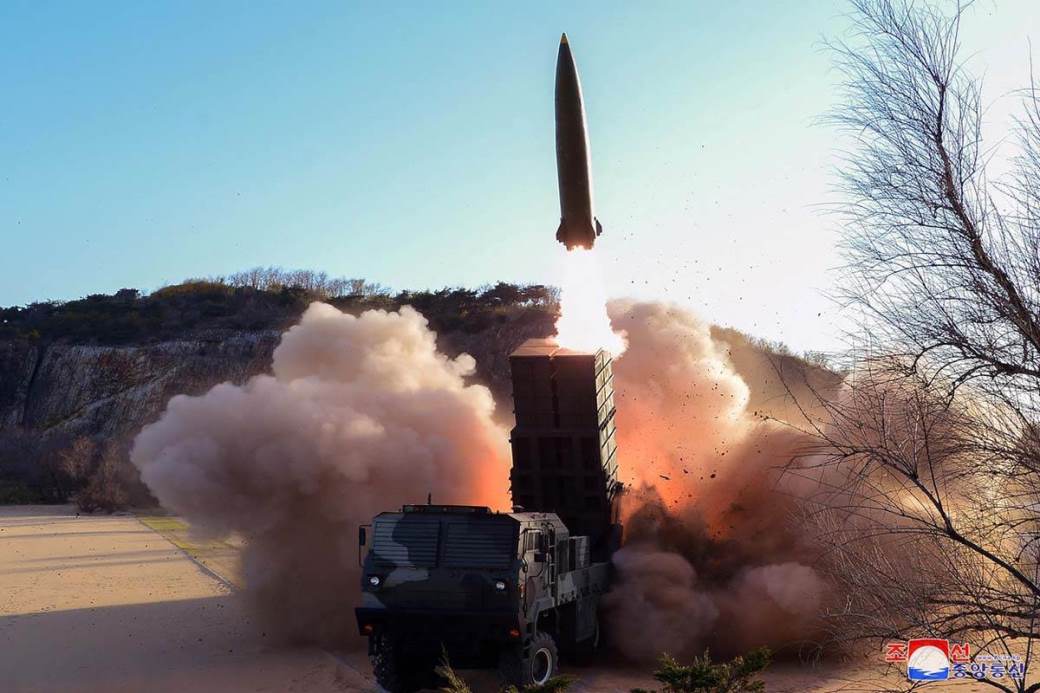  Ostaci rakete Severne Koreje pali u Harkov u Ukrajini 