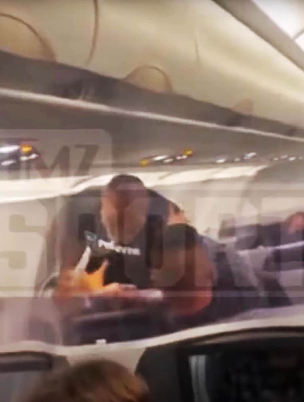 Majk Tajson prebio putnika u avionu - Twitter/screenshot/tariqnasheed 
