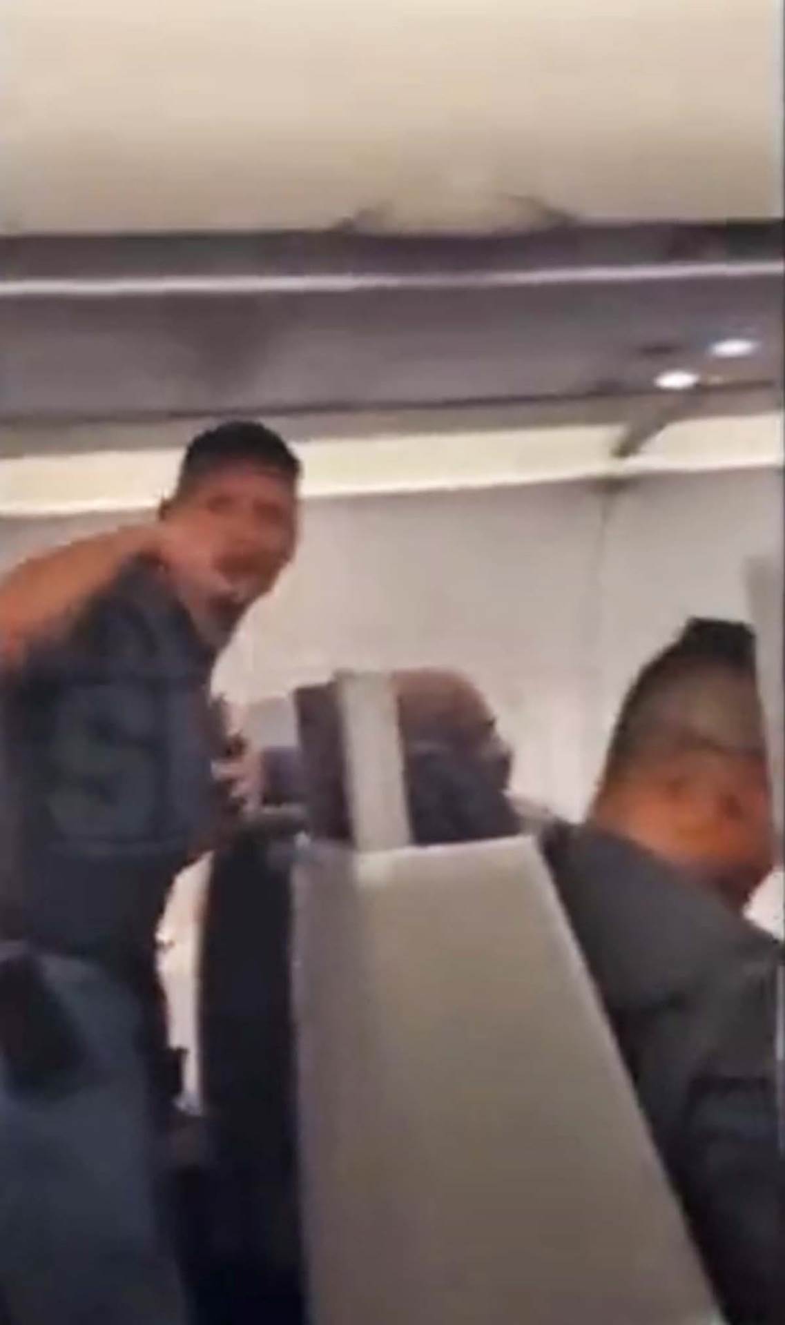  Majk Tajson prebio putnika u avionu - Twitter/screenshot/tariqnasheed 