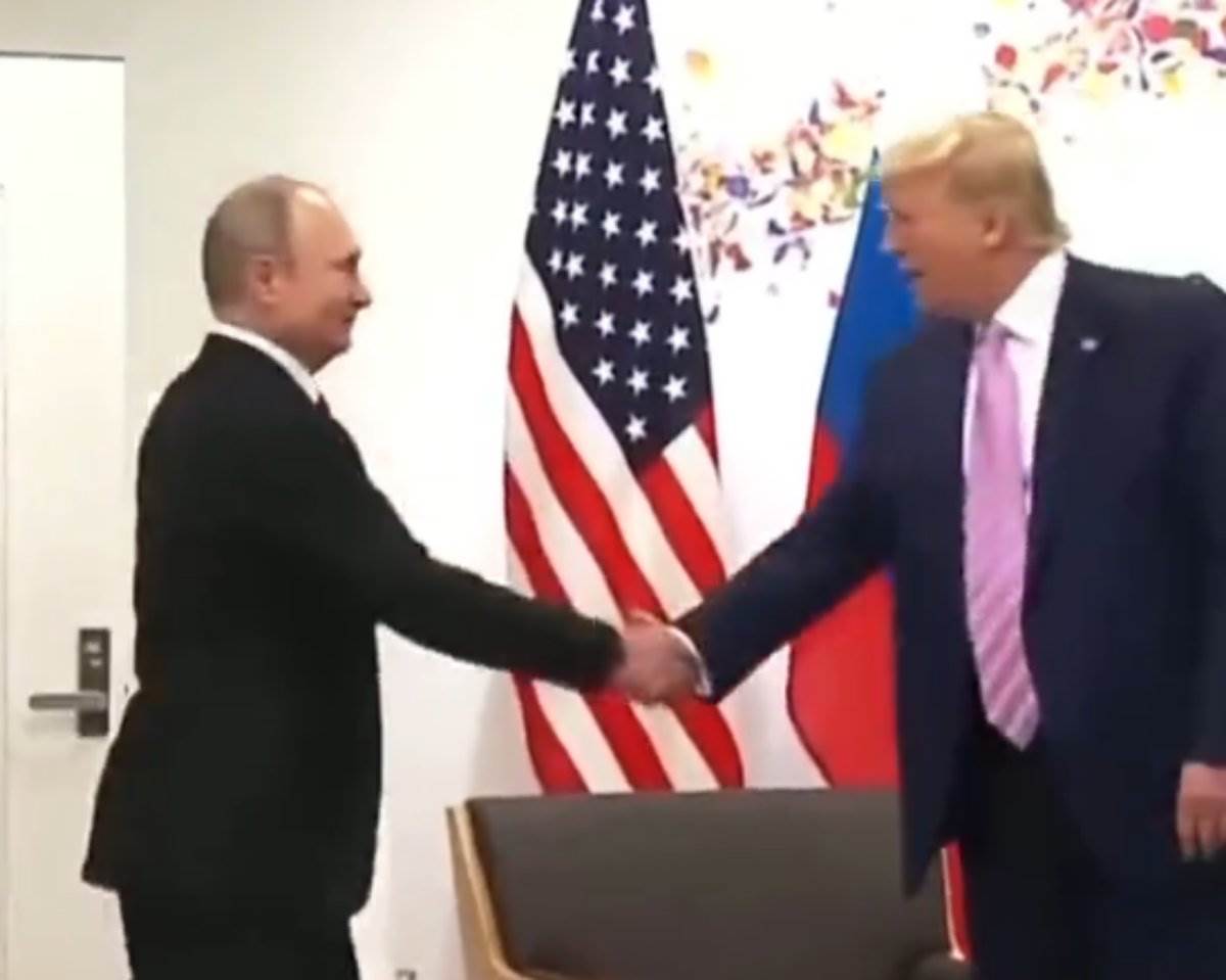 Donald Tramp se agresivno rukovao sa Putinom 