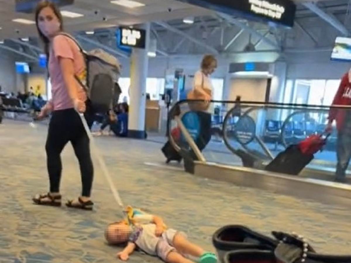  Majka vukla dete na povocu po podu aerodroma 