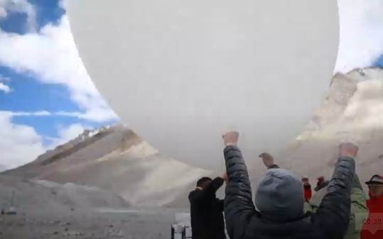  Kineska ekspedicija završila naučni ogled o ozonu na Mont Everestu VIDEO 
