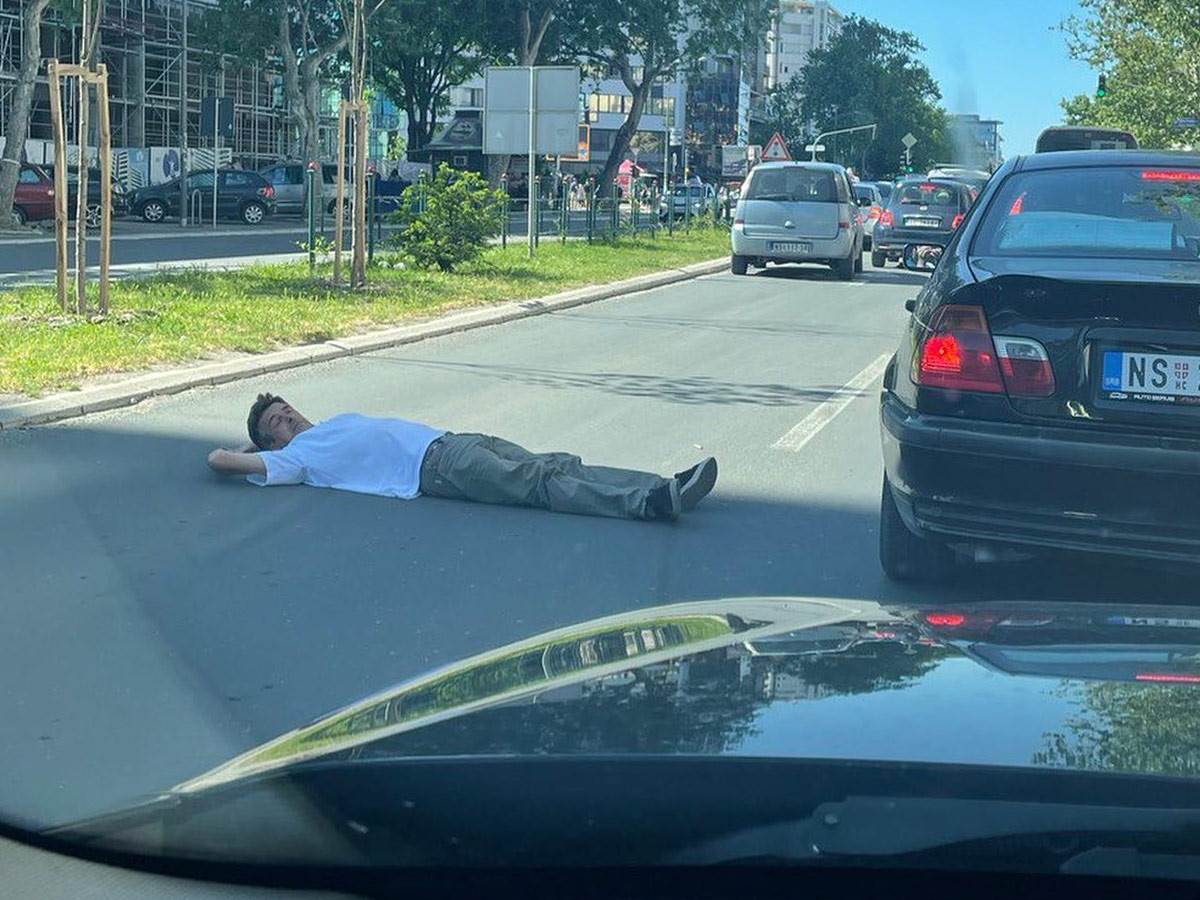 Muškarac legao na put i blokira saobraćaj u Novom Sadu 