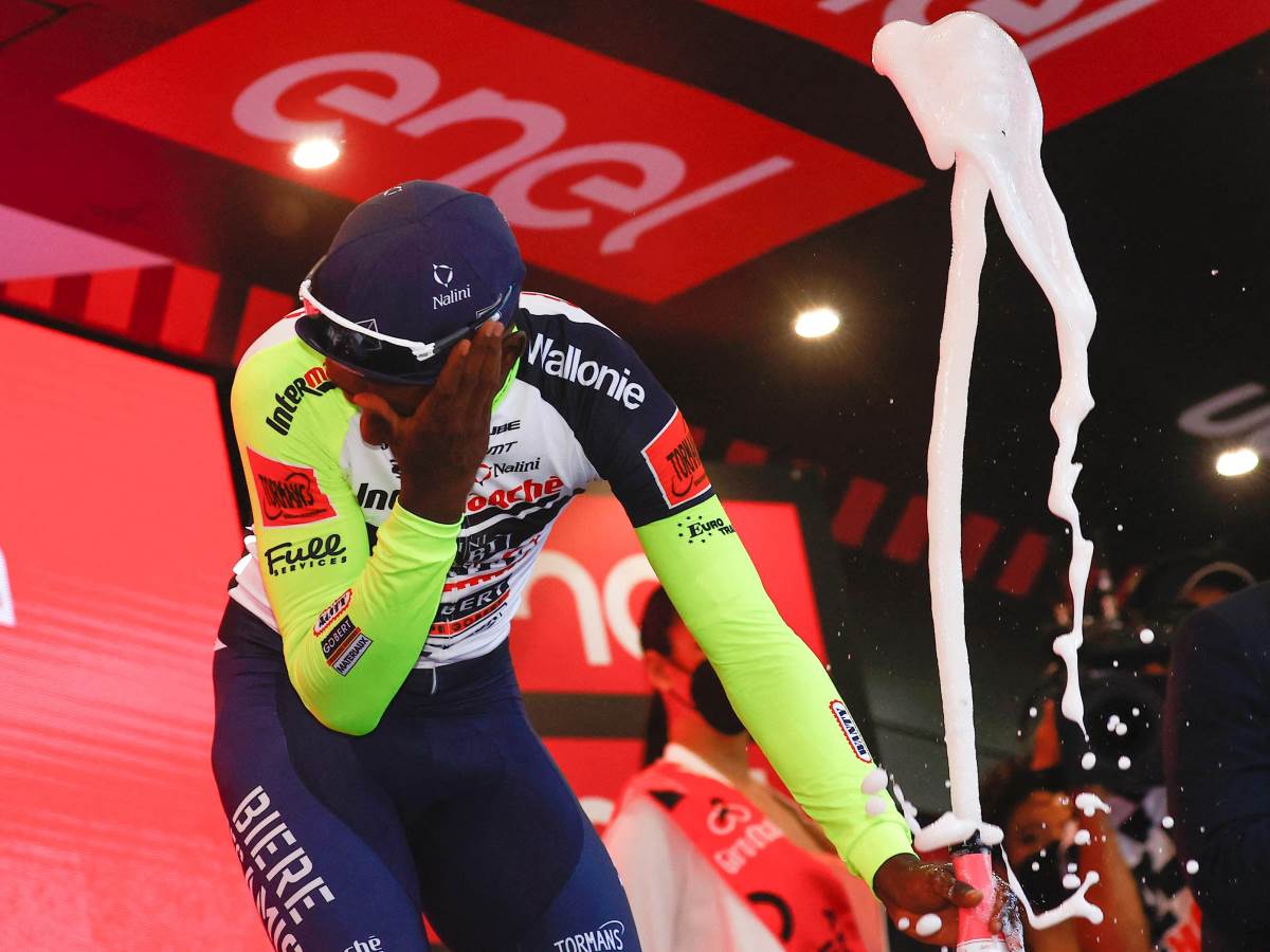  Biciklista Binjam Girmaj povredio oko dok je otvarao šampanjac 