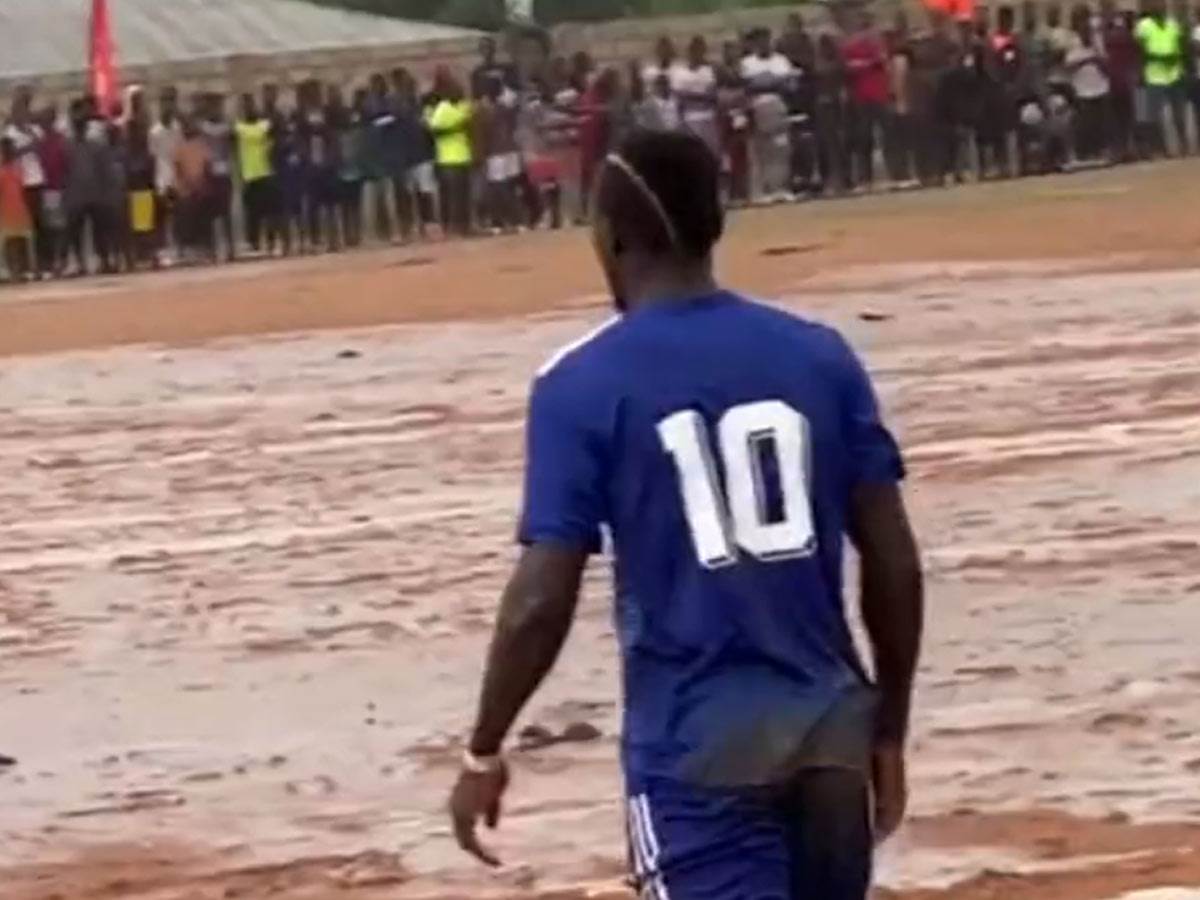  Sadio Mane igra fudbal po blatu u rodnom gradu 