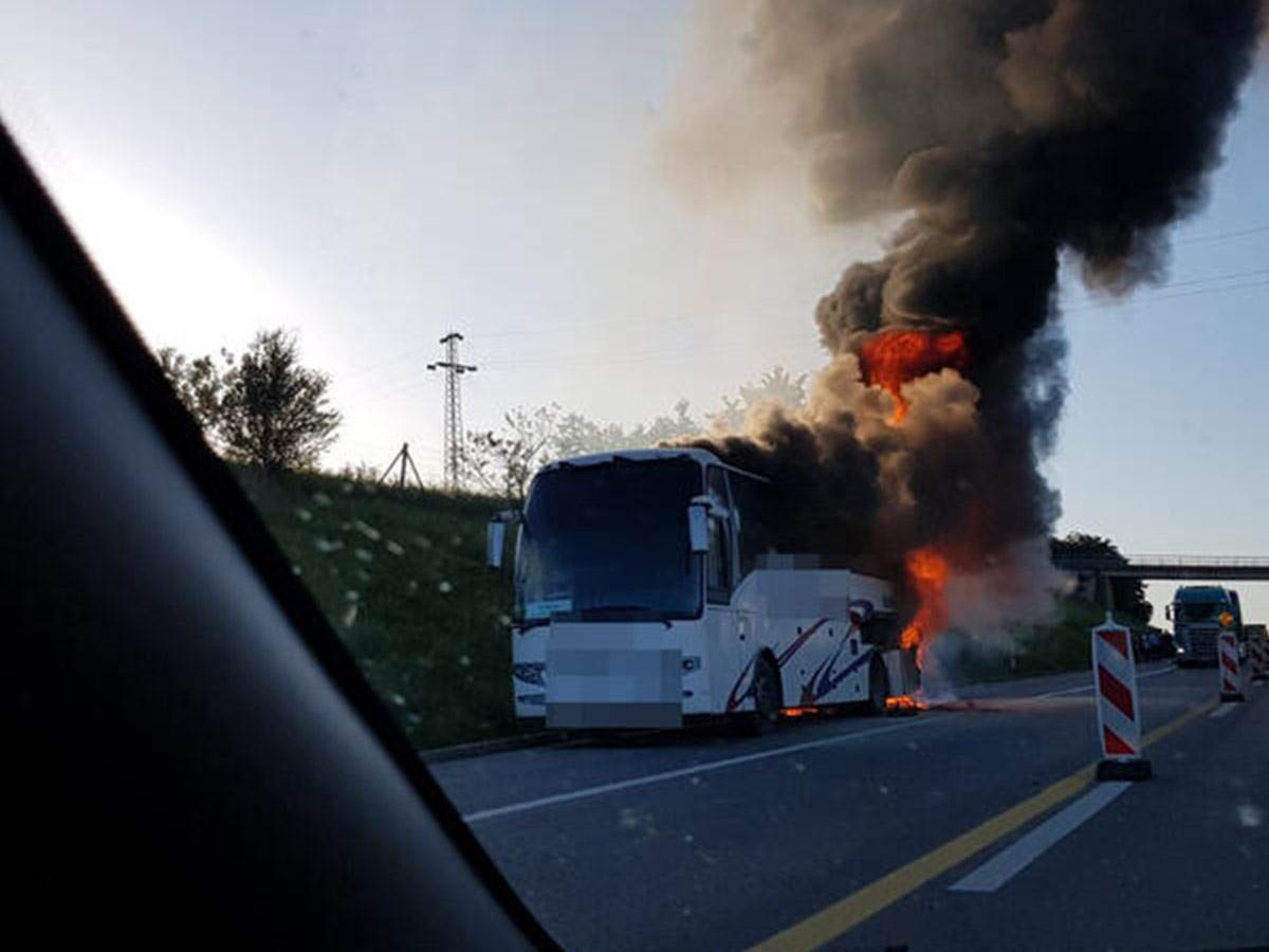  Autobus gori na auto-putu u Srbiji 