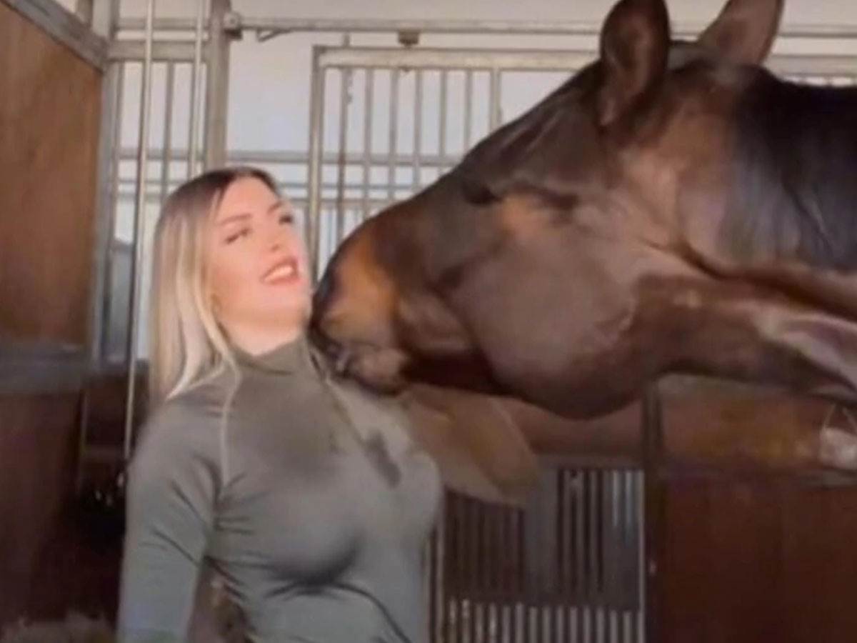  Devojku konj pokušao da skine 