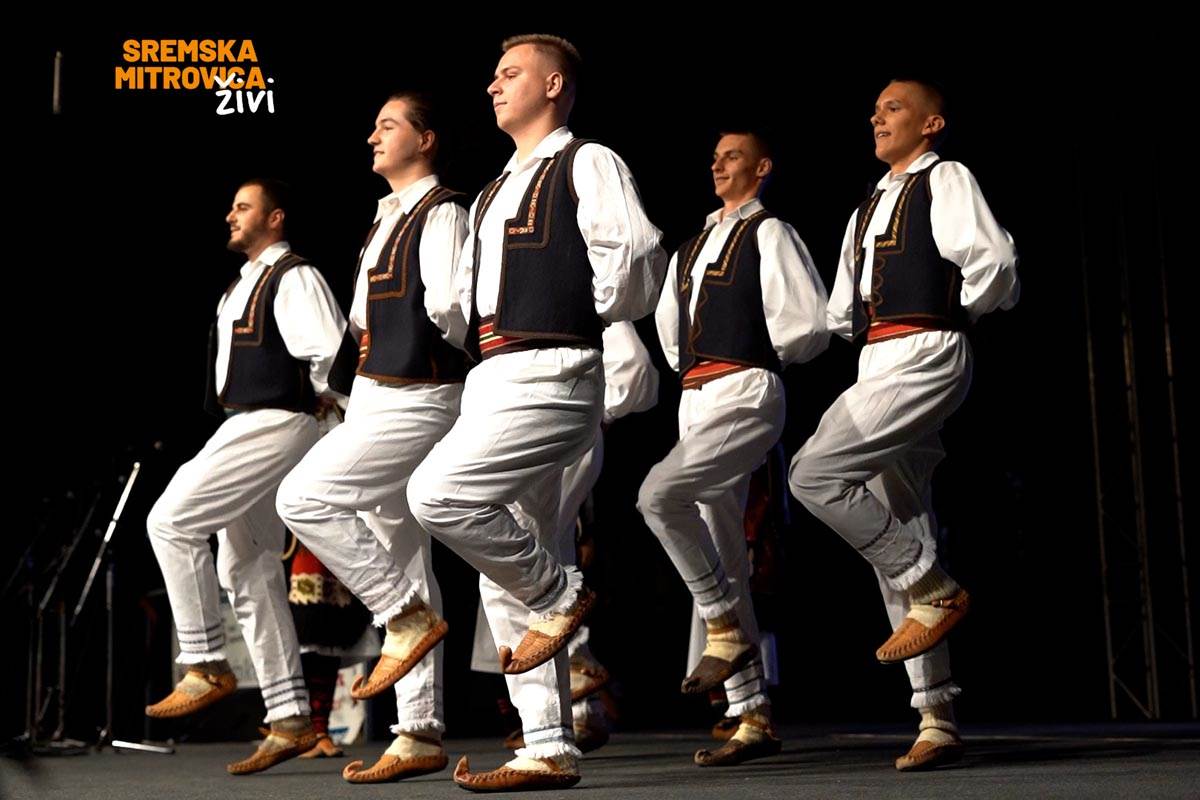  SPEKTAKULARNI NASTUPI I AUTENTIČNE NOŠNJE: Otvoren Međunarodni festival folkora u Sremskoj Mitrovici 