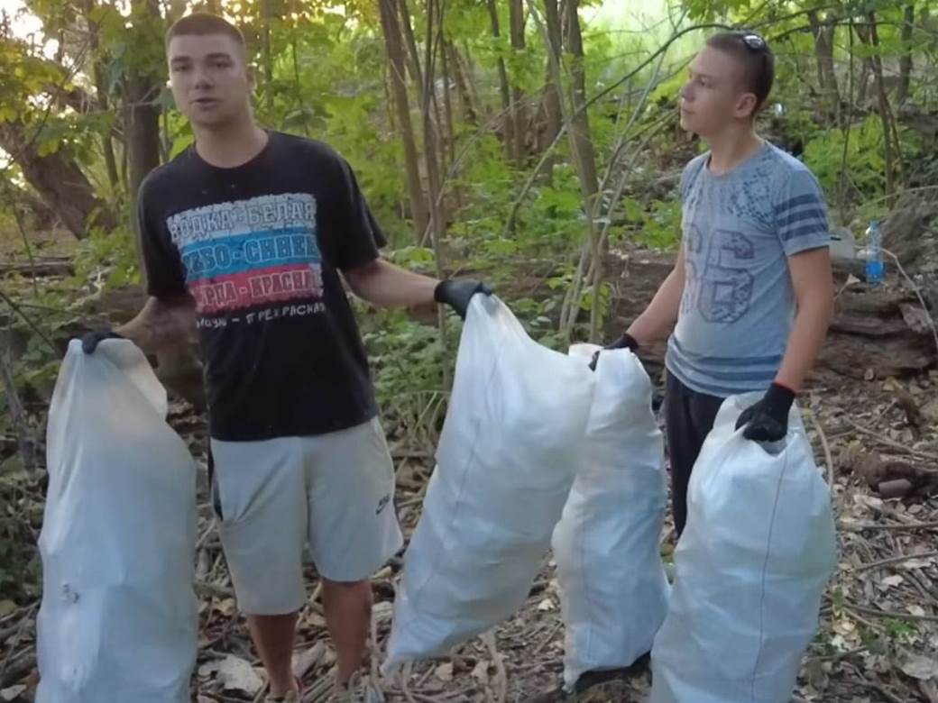  Momci skupljali plastične flaše i zaradili novac 