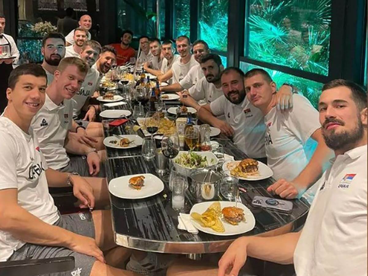  Košarkaši Srbije na večeri posle pobede nad Turskom 