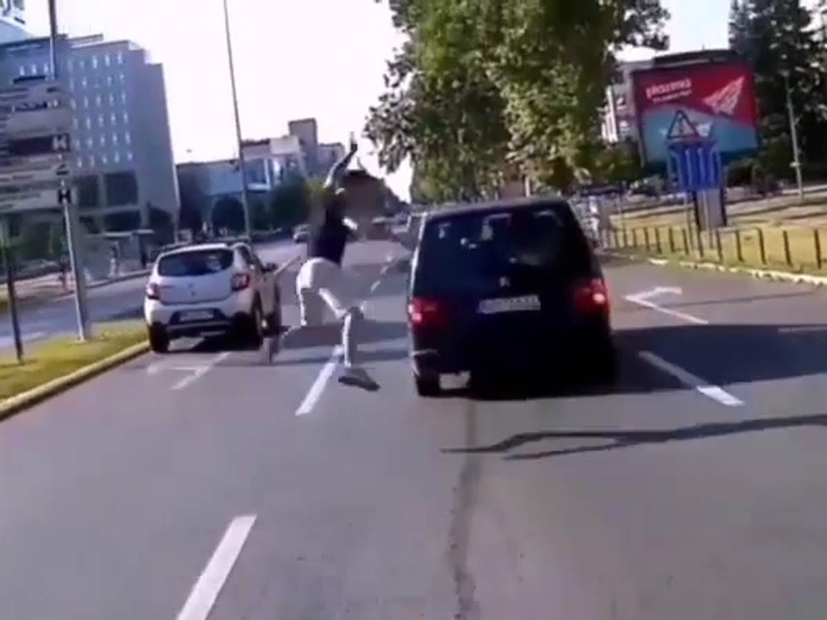  Mladić šutira auto u pokretu u Novom Sadu 