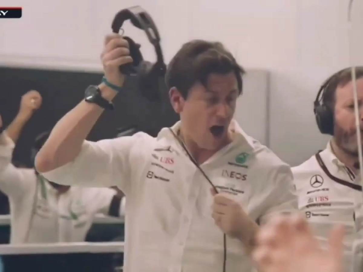  Ferstapenovi navijači bacaju dimne bombe na stazu Formule 1 