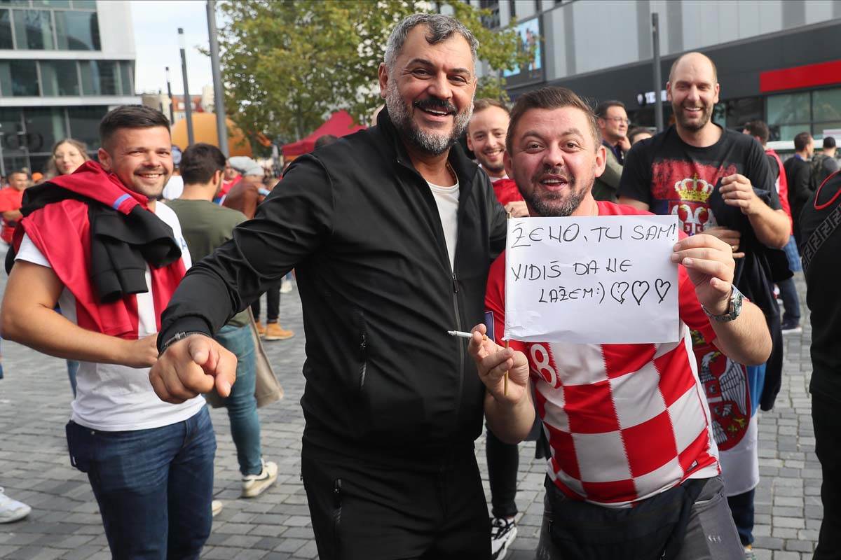  Srpski i hrvatski navijači pevaju zajedno Koktel ljubavi na Eurobasketu 