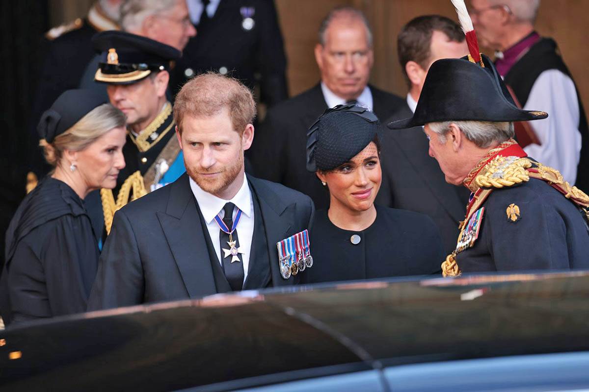 Princ Hari plače pored kovčega kraljice Elizabete 