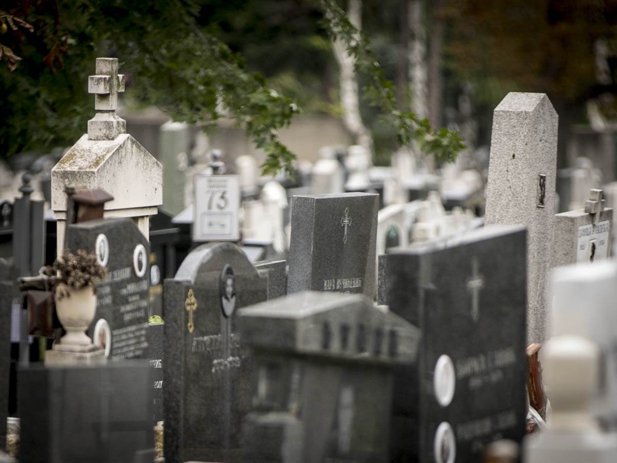  Subotičani automobilima rušili spomenike na groblju 