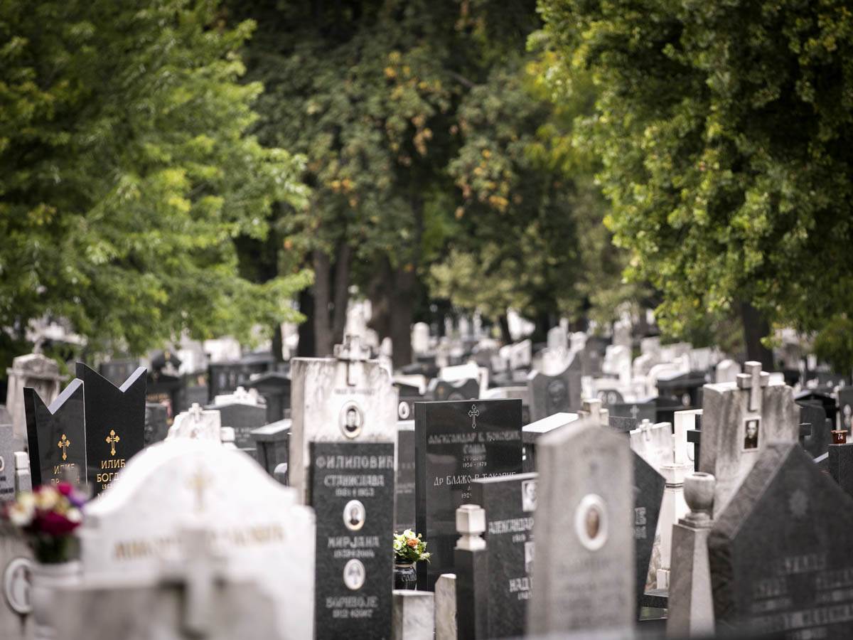  Zašto se baca zemlja u grob na sahrani 