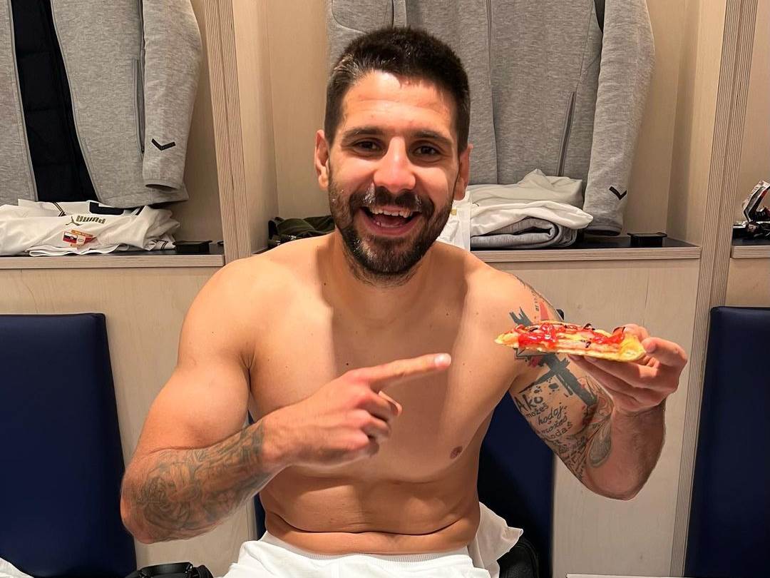  Aleksandar Mitrović jeo picu posle meča 