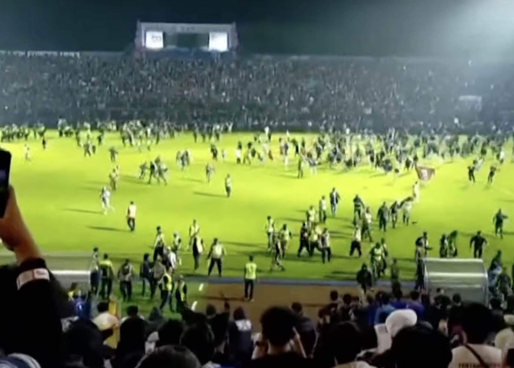  Najmanje 129 mrtvih na stadionu u Indoneziji 