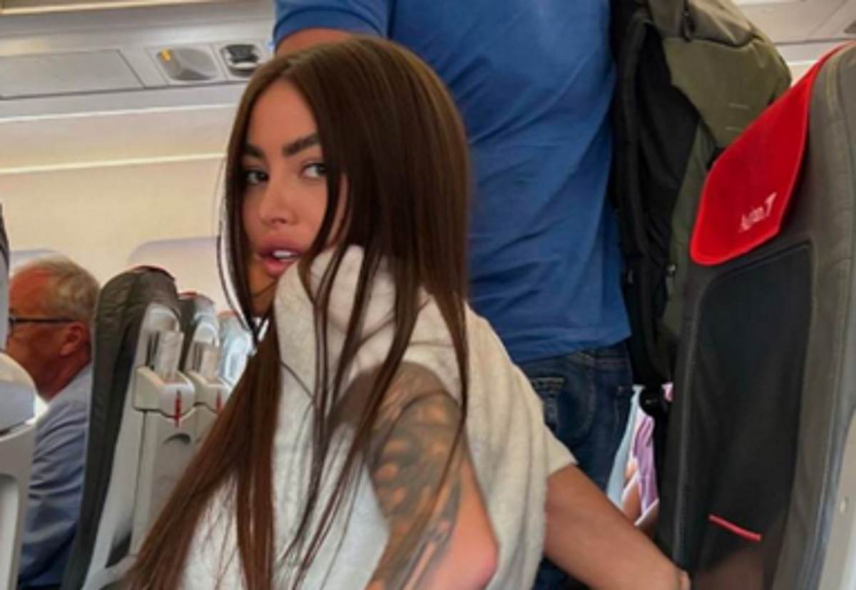  Alena Omovič skinula pantalone u avionu 