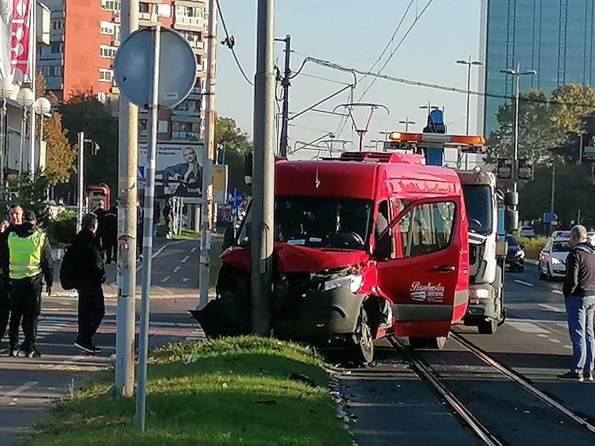  Sudar mini busa i automobila na Novom Beogradu 
