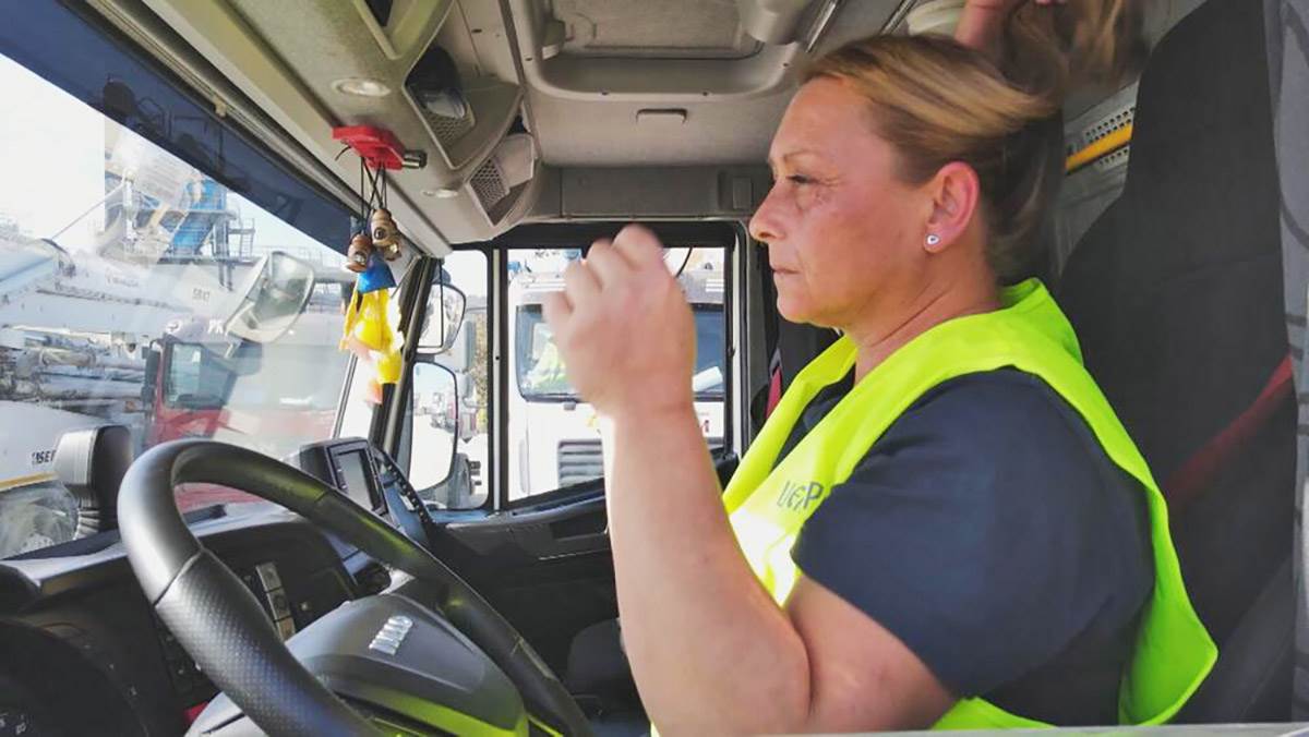  Živka žena koja vozi kamion u Srbiji 