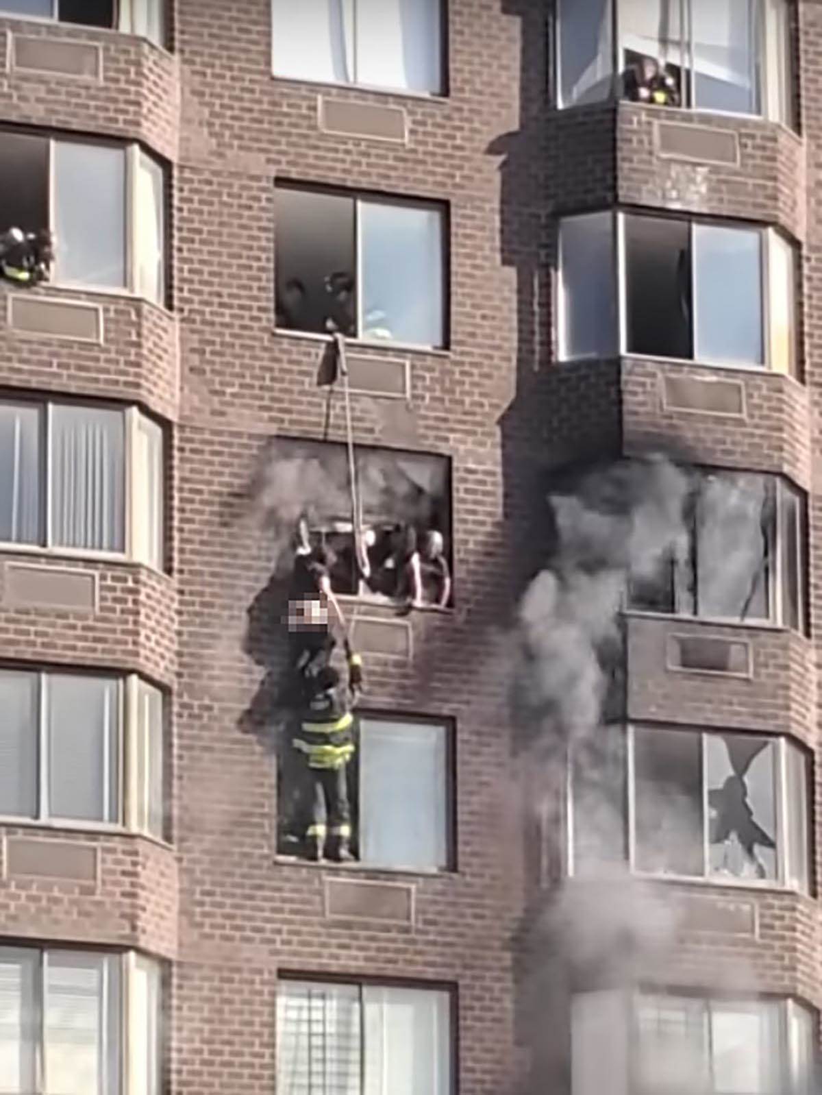  Požar u zgradi vatrogasci spasili ženu 