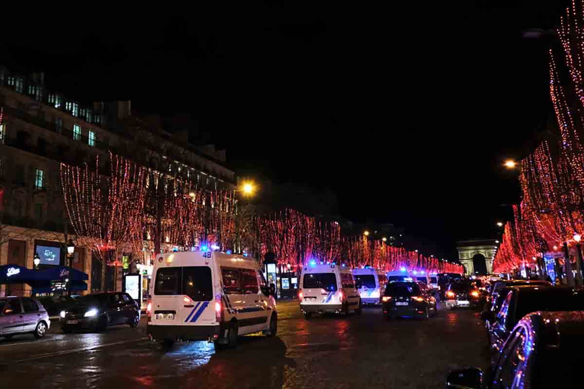  Muškarac nožem ubadao ljude u Parizu 