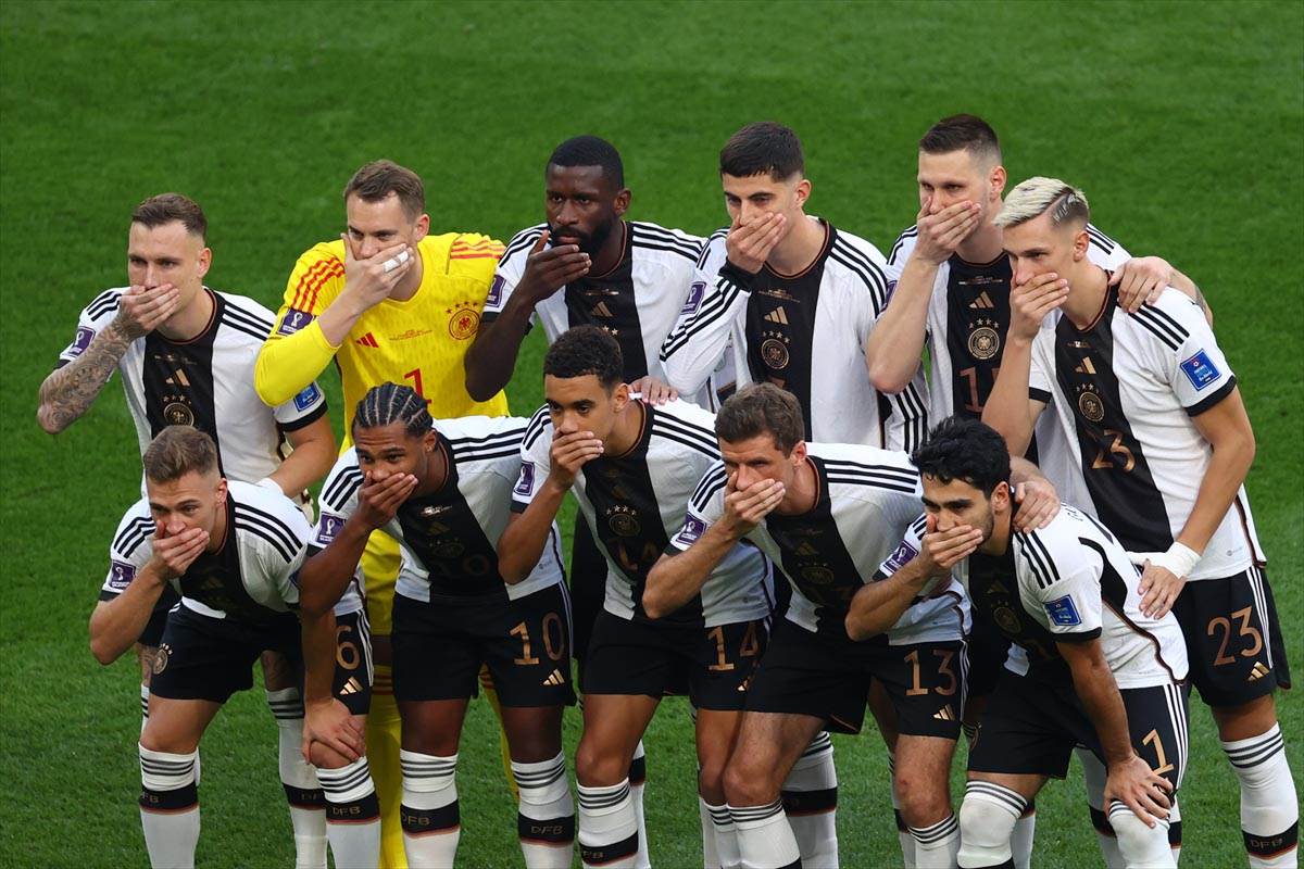  Fudbaleri Nemačke stavili ruku na usta 