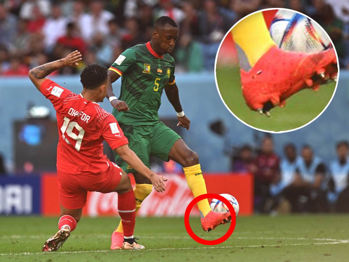  Gael Ondua kamerunski fudbaler nosi zastavu Rusije na kopačkama 
