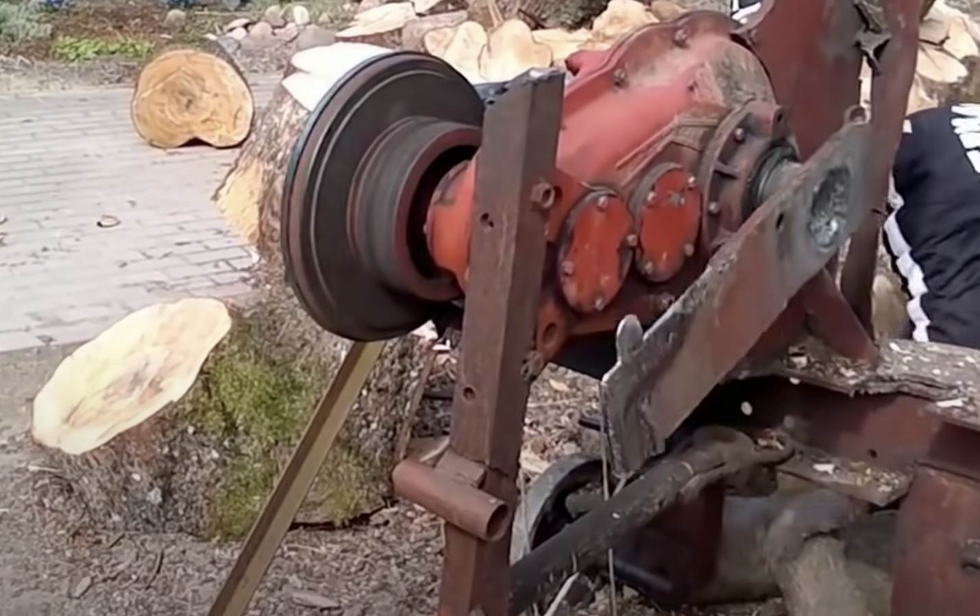  Mašina za sečenje drva ubila dete kod Valjeva 