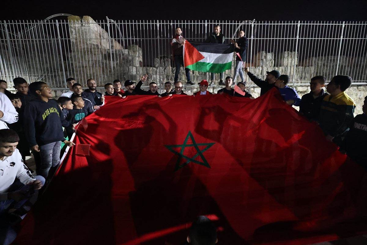  Policija Izraela tuče Palestince navijače Maroka 