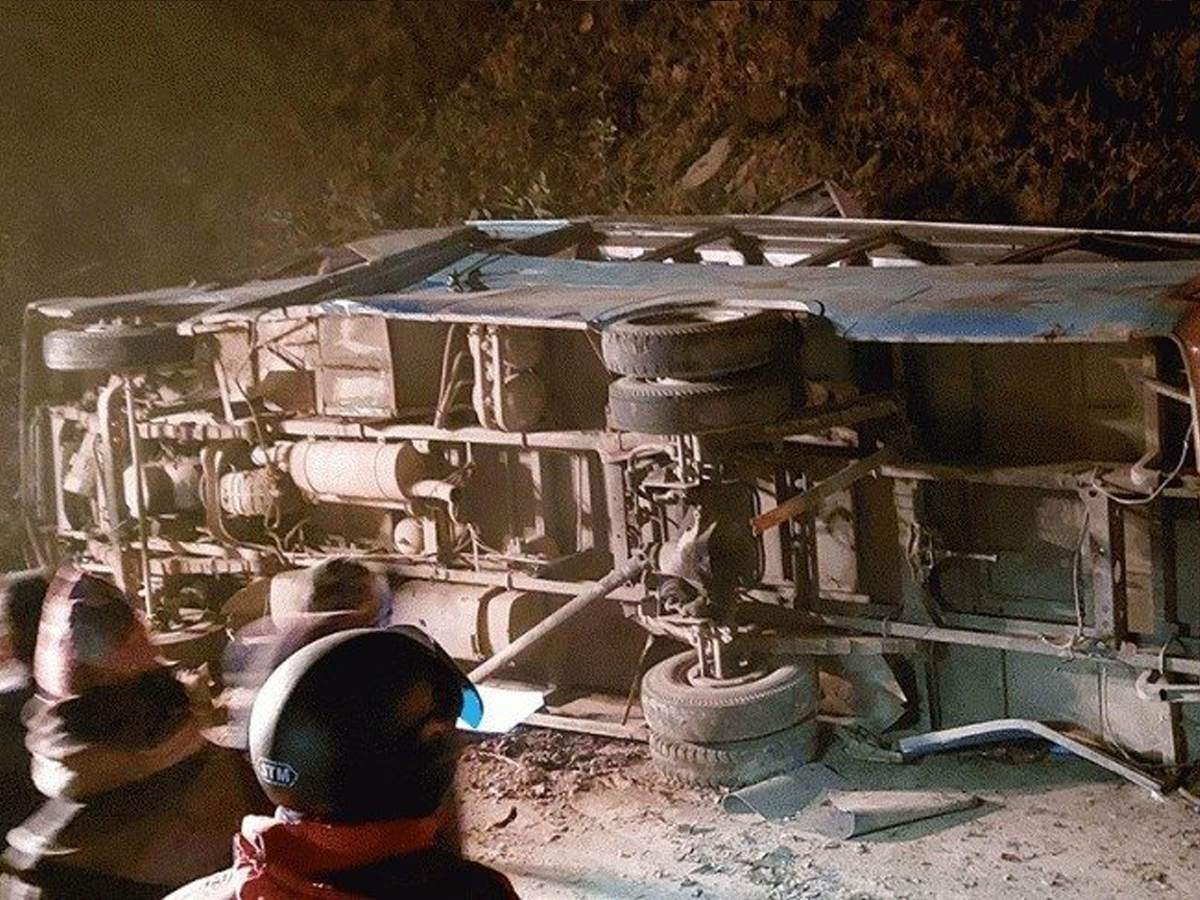  Autobus sleteo sa puta u Nepalu 