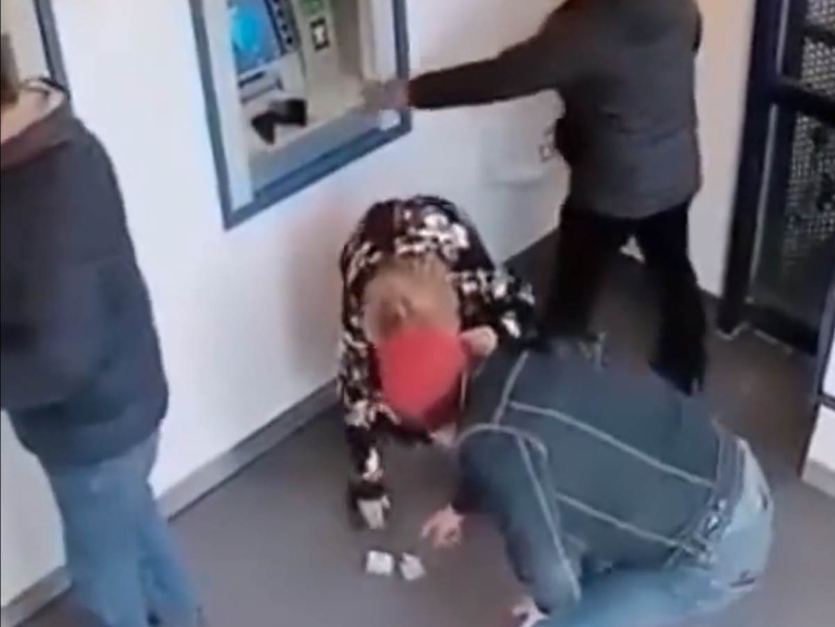  Snimak žene koju pljačkaju dok diže pare na bankomatu 