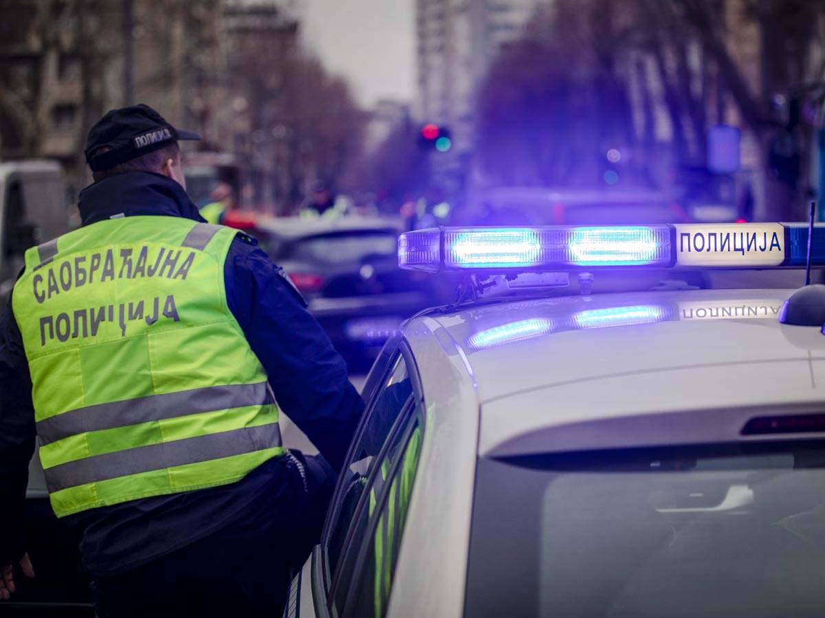  Uhapšen vozač koji je vozio tramvajskim šinama 