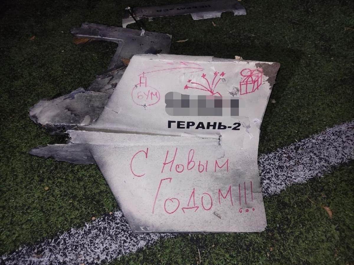  Na oborenom dronu u Ukrajini piše srećna Nova godina 