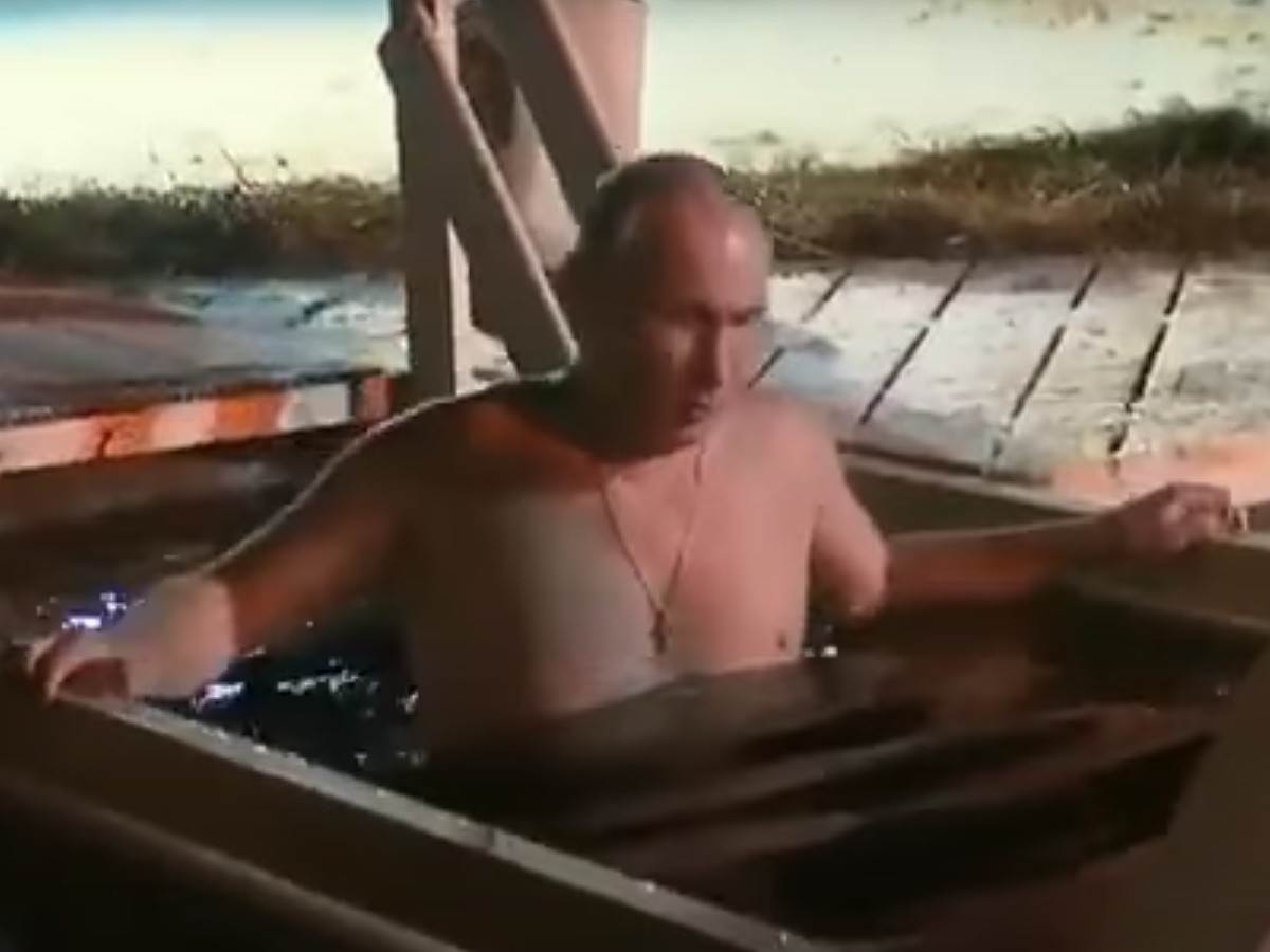  Vladimir Putin se okupao u ledenoj vodi 
