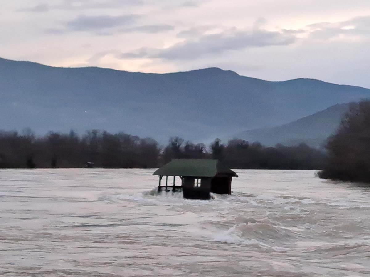  Kućica na Drini u opasnosti od poplava 