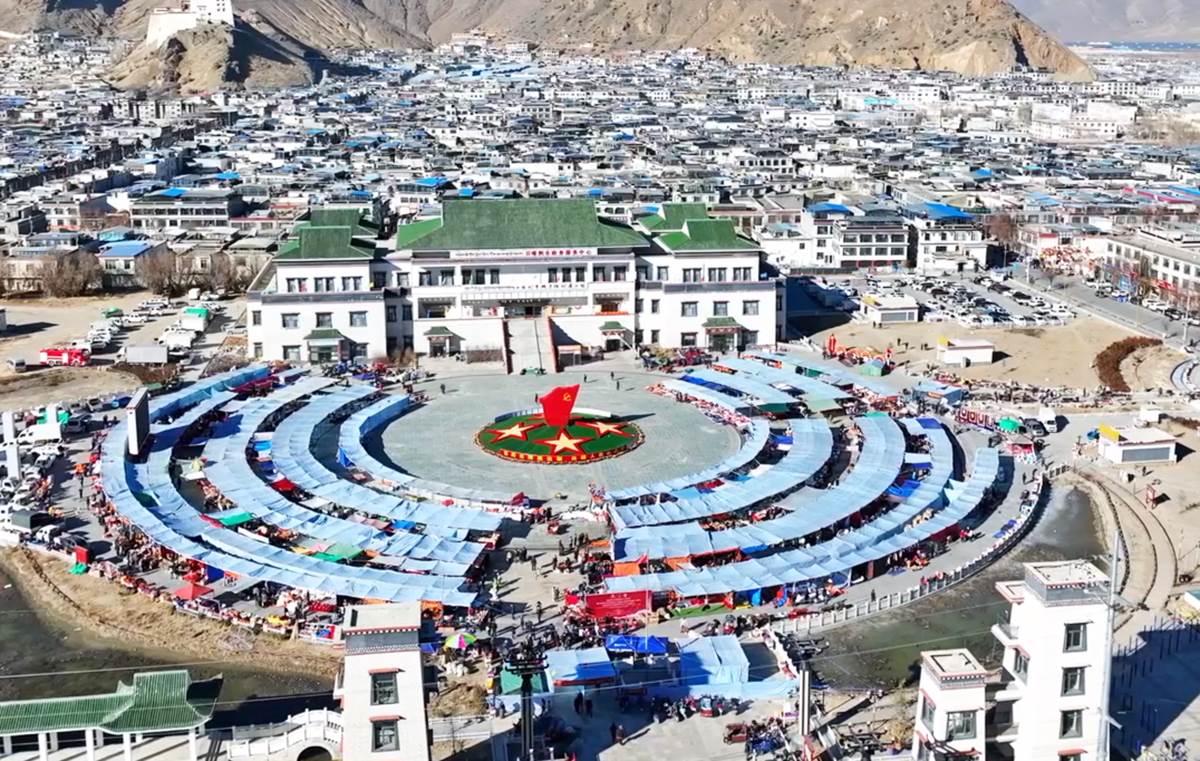  Pogled na pijacu novogodišnje robe u tibetanskom području Žikaze 