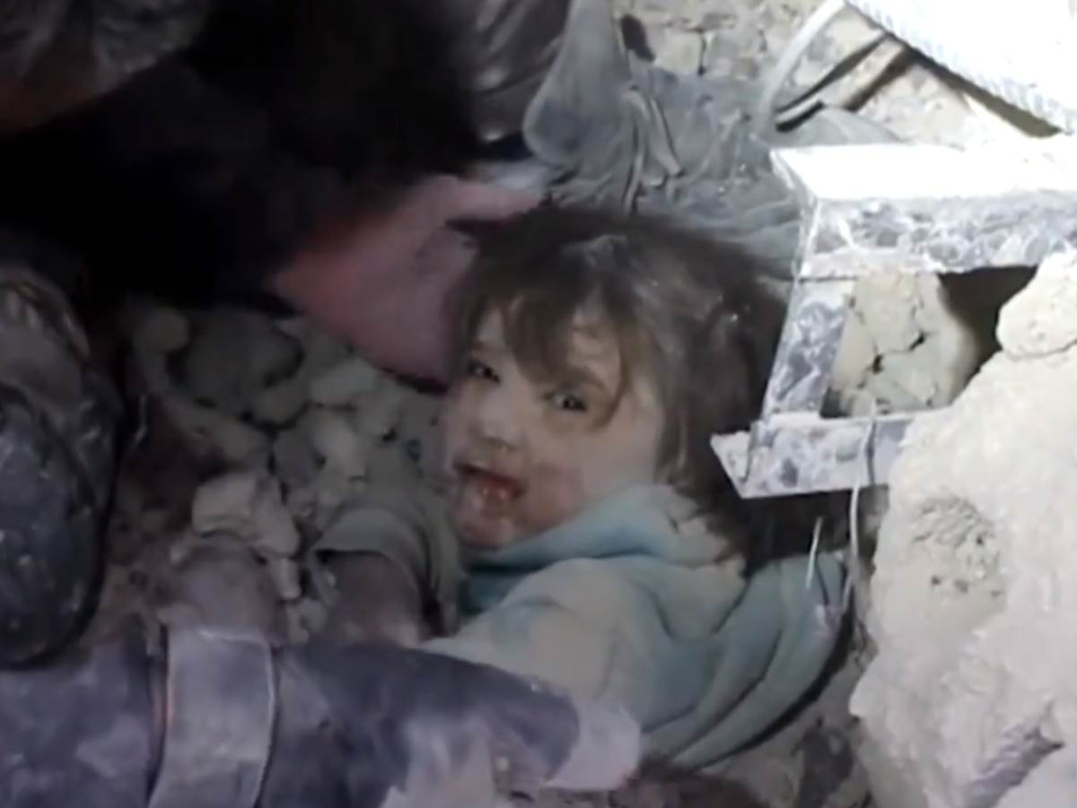  Snimak devojčice izvučene iz ruševina u Siriji 