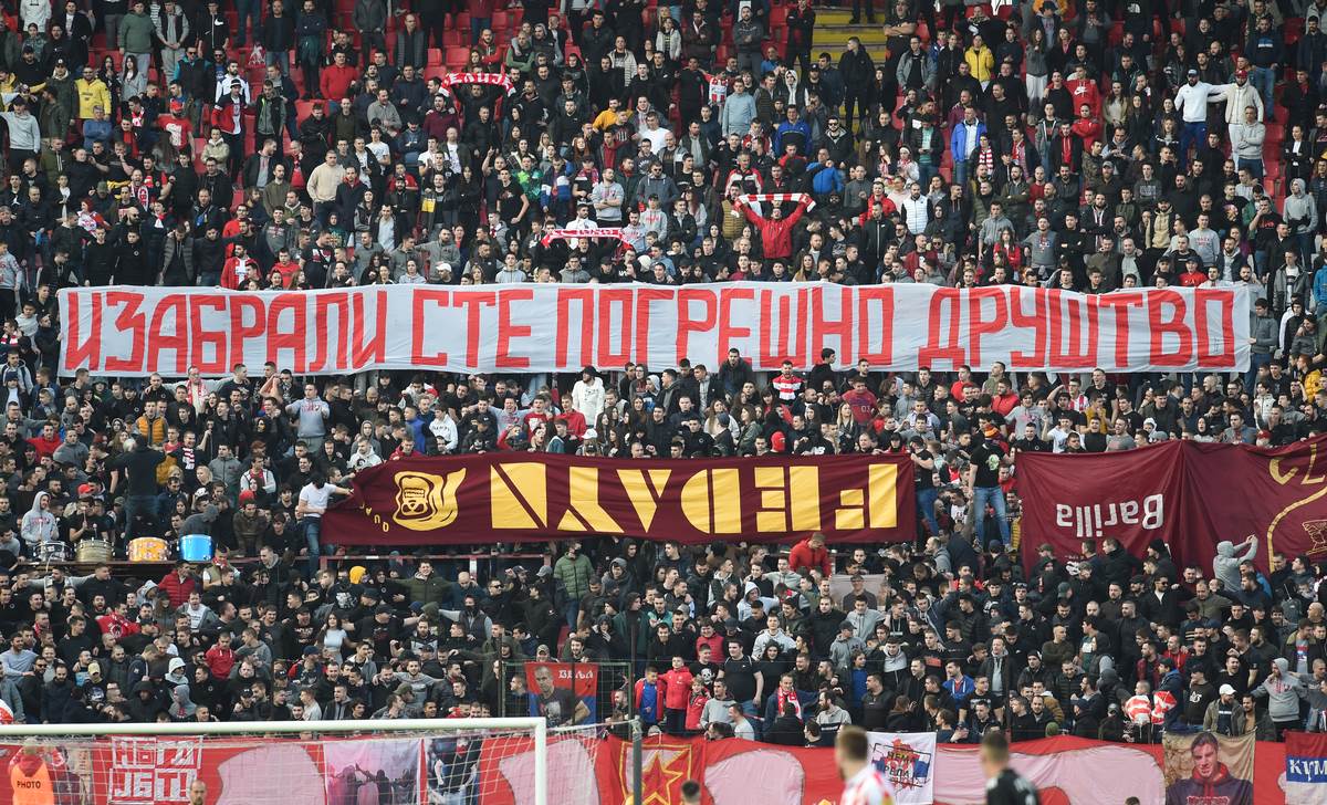 Tifosi della Stella Rossa bruciano la bandiera della Roma, ne parlano i media italiani |  Sport