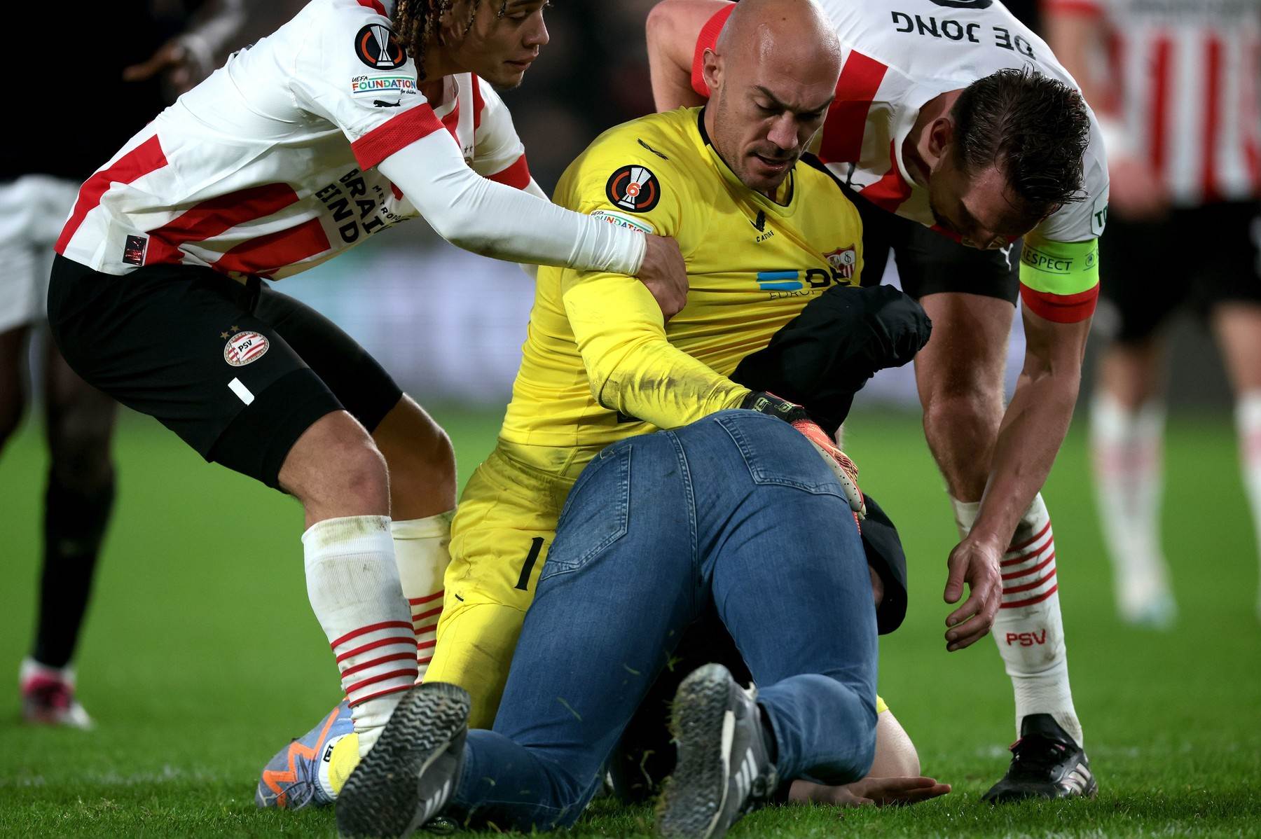  Srpski golman Marko Dmitrović napadnut na utakmici PSV Ajndhoven Sevilja u Ligi Evrope 