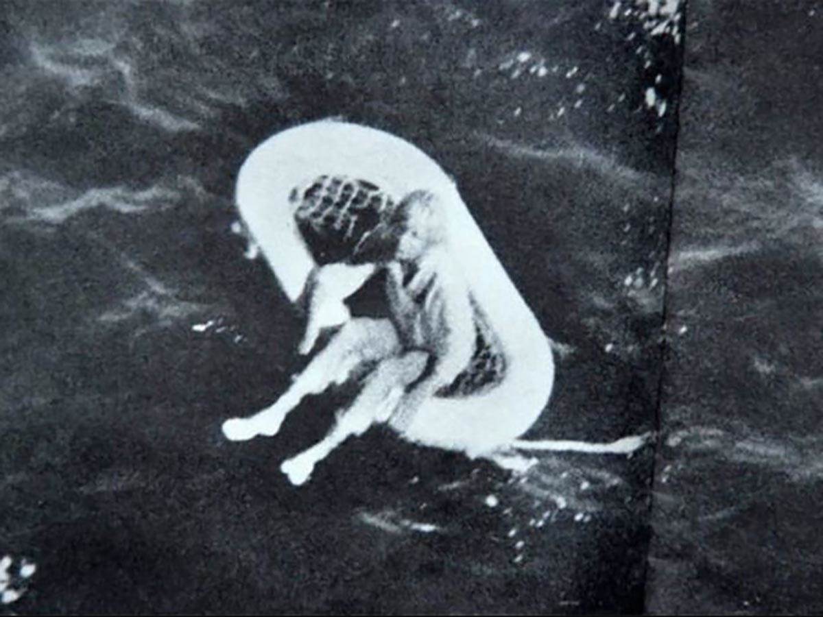  Devojčica plutala na splavu na moru kod Bahama 